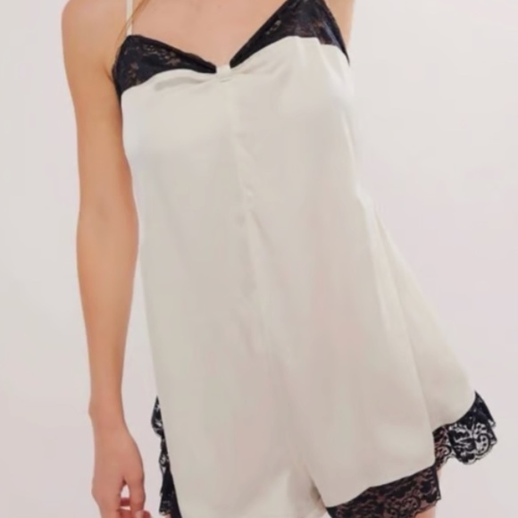 NWOT Free People First Date Lace Romper - CLR : Tofu - SIZE : MEDIUM - Picture 1 of 7